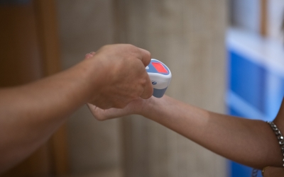 Un docent prenent la temperatura a un alumne/ Roger Benet